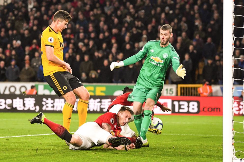 菲尔·琼斯在拼抢中面部肌肉极度扭曲，双眼圆睁，嘴巴张大成O型，仿佛看到了宇宙奥秘，表情极具喜感