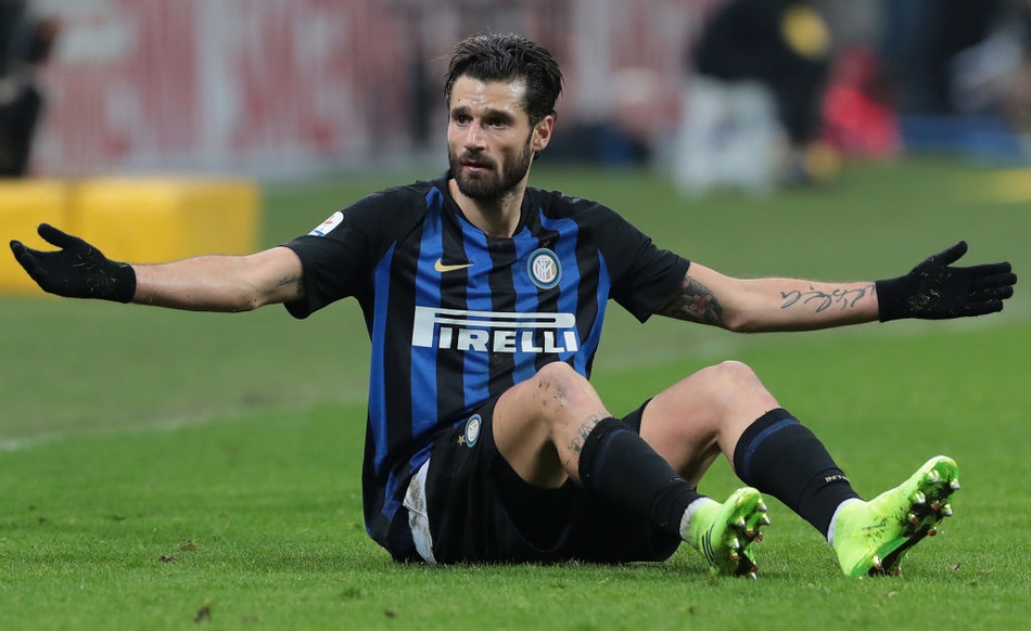 索林在场上激情怒吼，飞扬的长发和紧握的拳头彰显着他永不言弃的斗士精神，仿佛能点燃整个球场的火焰。