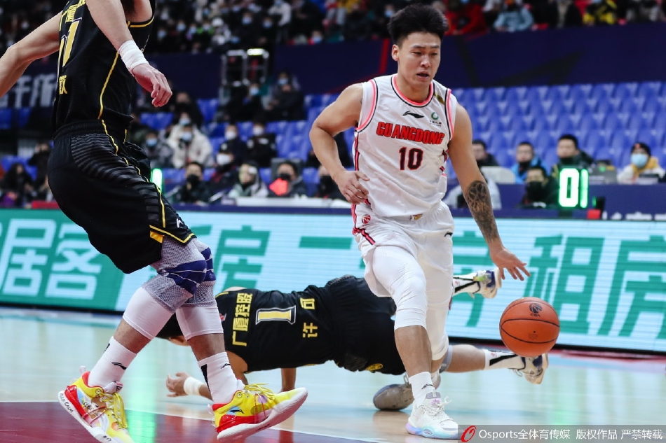 胜利时刻的激情碰撞,球员们紧紧拥抱在一起,脸上的汗水在灯光下闪闪发光,那是拼搏的荣耀