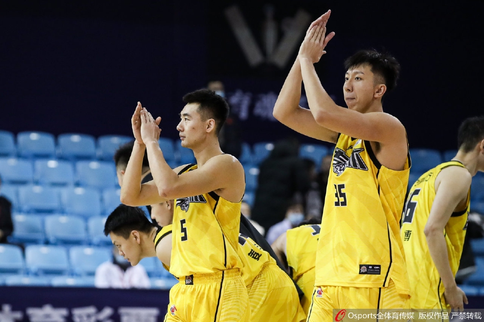 吉林小猎豹姜伟泽面对防守一个变向晃开空间，在空中漂移中出手三分，皮球划过一道彩虹弧线直钻网窝，尽显杀手本色。