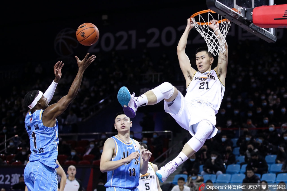 林书豪如利刃般刺穿防线,在多人包夹下依然保持平衡,眼神专注地寻找篮筐