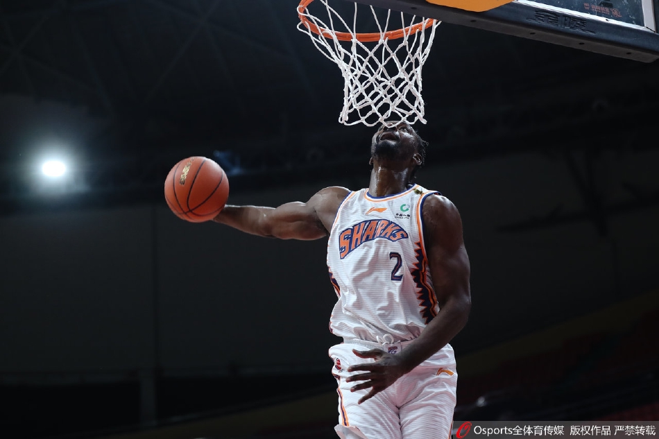 地板上演混战,几名球员为了争抢球权几乎贴地飞行,肌肉与地板的碰撞迸发出战斗的火花