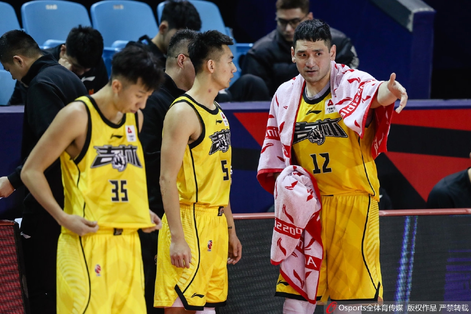 福建潜力新星区俊炫高高跃起，双手如重锤一般将球砸入篮筐，完成一次势大力沉的双手暴扣，展现了年轻内线的劲爆身体素质。