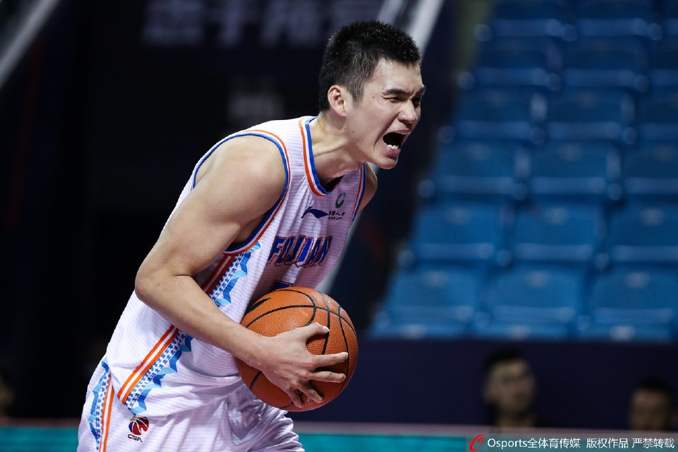 吉林队内线擎天柱李安在福建队人丛中旱地拔葱，单手如摘星一般将篮板球稳稳揽入怀中，眼神中透露出捍卫禁区的坚定。