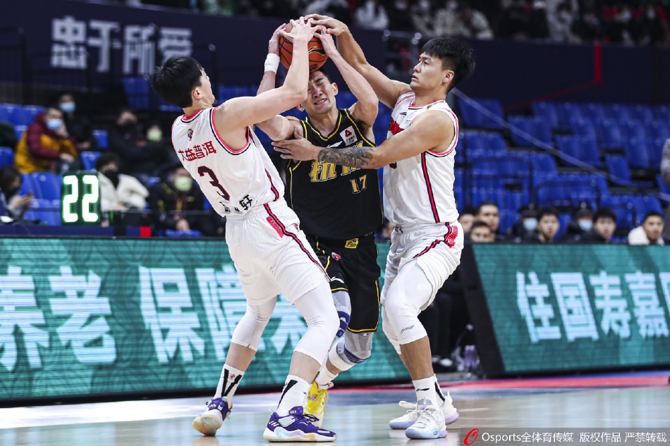 场边的教练激情指挥,他双手拢在嘴边,眉头紧锁,仿佛要将自己的全部力量通过呐喊传递给场上的弟子