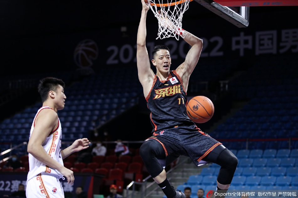 上海男篮外援冯莱像一头雄狮,在内线强起暴扣,对手只能望球兴叹
