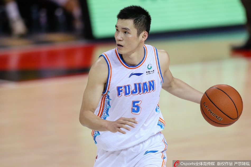 吉林外援多米尼克-琼斯在福建队高大内线的笼罩下，依然果敢地抛投出手，皮球越过指尖，展现了超级得分手的自信与从容。