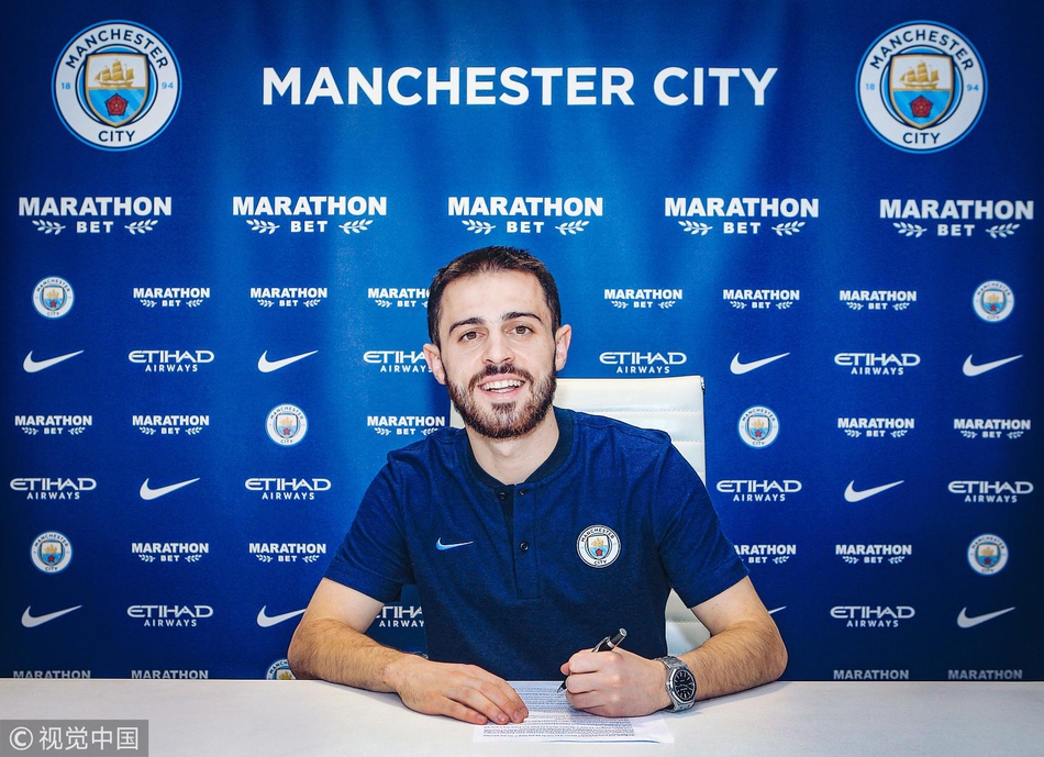 贝尔纳多·席尔瓦在比赛中全神贯注，轻盈地盘带过人，伊蒂哈德球场的灯光映照着他坚毅的侧脸。