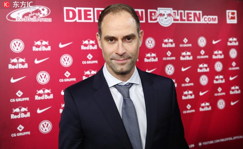 萨比策和福斯贝里戴着搞怪的圣诞帽，手拿热红酒碰杯，眼神中满是笑意与温情。