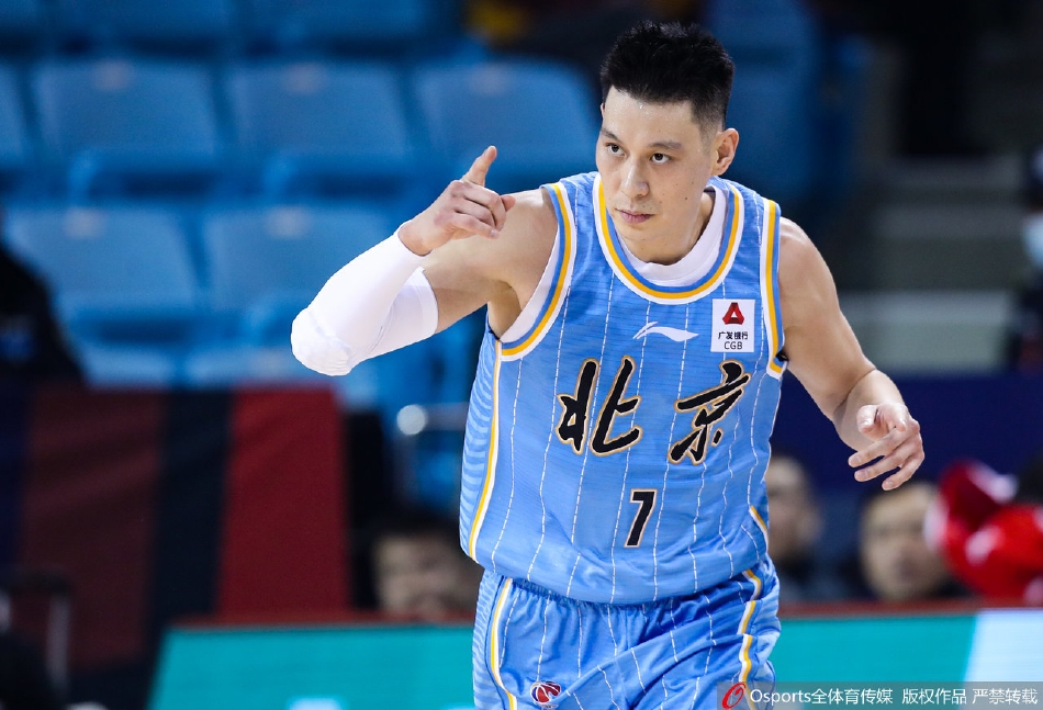 老将哈达迪像一座移动的高塔,用宽厚的背脊为队友挡住防守人,眼神中透露出经验与沉稳