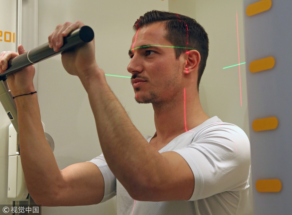 在国米训练基地的阳光下，塞德里克与队友们有说有笑地进行抢圈热身，举手投足间已完全融入新集体的欢乐氛围中。