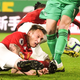 表情夸张的菲尔·琼斯面部特写，他的眼神中透露出疑惑与震惊，嘴巴微张，完美诠释了什么叫一脸懵圈