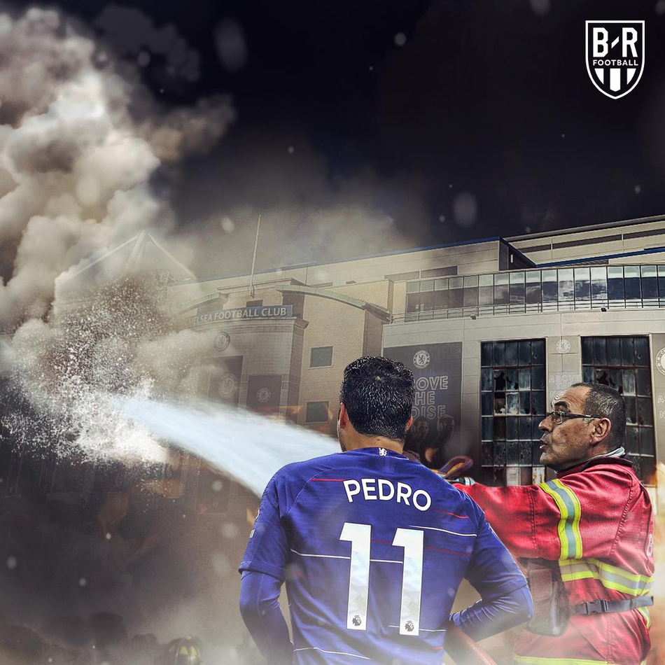 热刺球星凯恩表情落寞地蹲在草皮上，双手捂住脸庞，在他身后是疯狂庆祝胜利的对手，巨大的失落感与对手的狂喜形成了这个夜晚最残酷的对比。