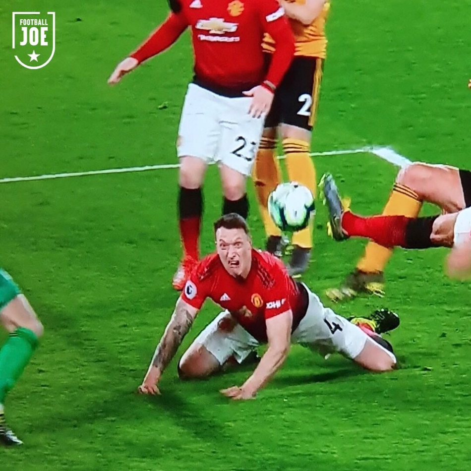 菲尔·琼斯在比赛中全力回追，面部因剧烈运动而通红，表情狰狞，完美展现了他在防守端的全力以赴