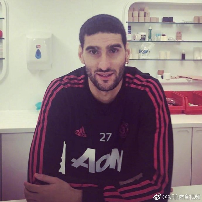 球员以崭新的短发造型亮相球场，显得格外精神干练，脸上带着些许羞涩又自信的笑容，准备接受球迷们的全新目光。