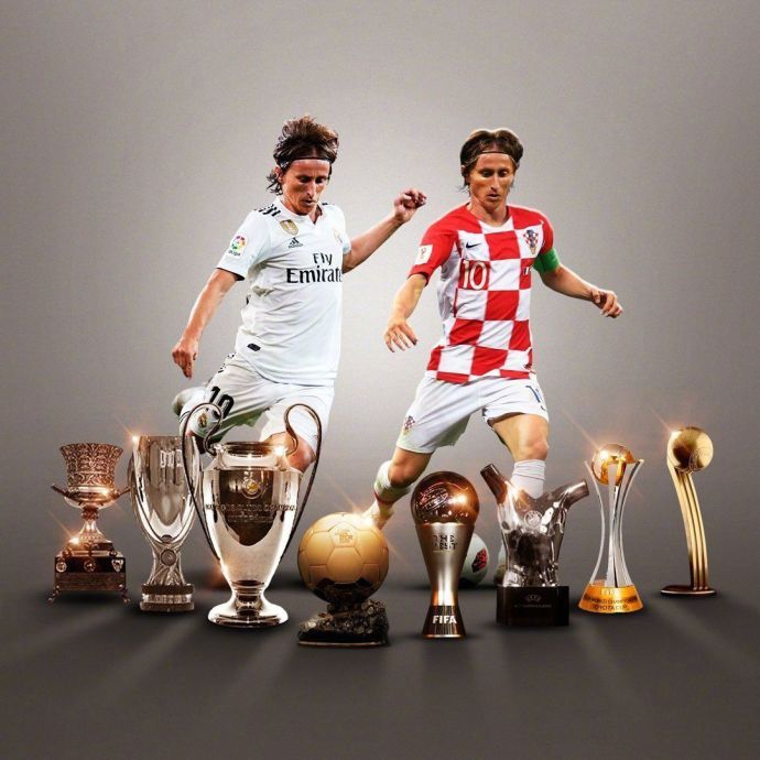 莫德里奇高举奖杯，眼中闪烁着对足球纯粹热爱的光芒，汗水浸透的战袍见证了他一个赛季的拼搏与荣耀。