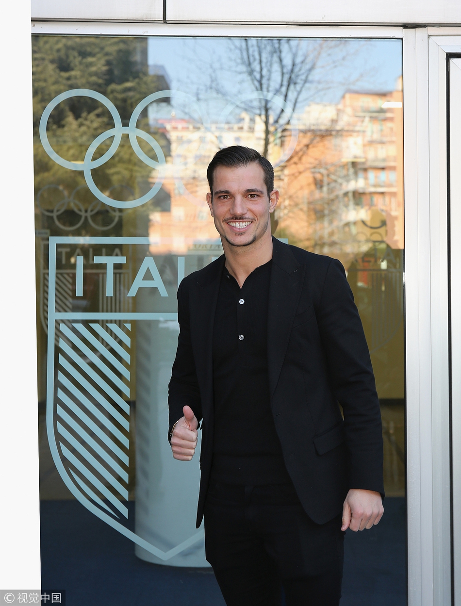 亮相仪式上，塞德里克双手轻抚胸口崭新的蓝黑间条衫，目光坚定地凝视远方，仿佛在向梅阿查球场的北看台许下守护的承诺。