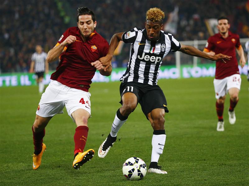 贝拉尔迪在比赛中冷静推射，眼神专注地瞄准球门死角，展现了“绿巴萨”队史最佳射手敏锐的杀手本能。