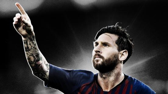 梅西身着巴萨战袍，在比赛中轻巧地带球突破，他的眼神专注于前方，仿佛整个球场都成了他一人独奏的舞台。