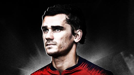 格列兹曼在场上竖起手指，仿佛在指挥着球队的进攻节奏，他的眼神中充满了对胜利的渴望与智慧。