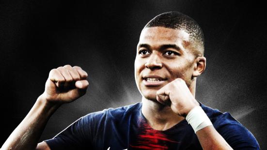 年轻的姆巴佩风驰电掣般地带球冲刺，他的身影快如闪电，代表着世界足坛的未来与无限希望。