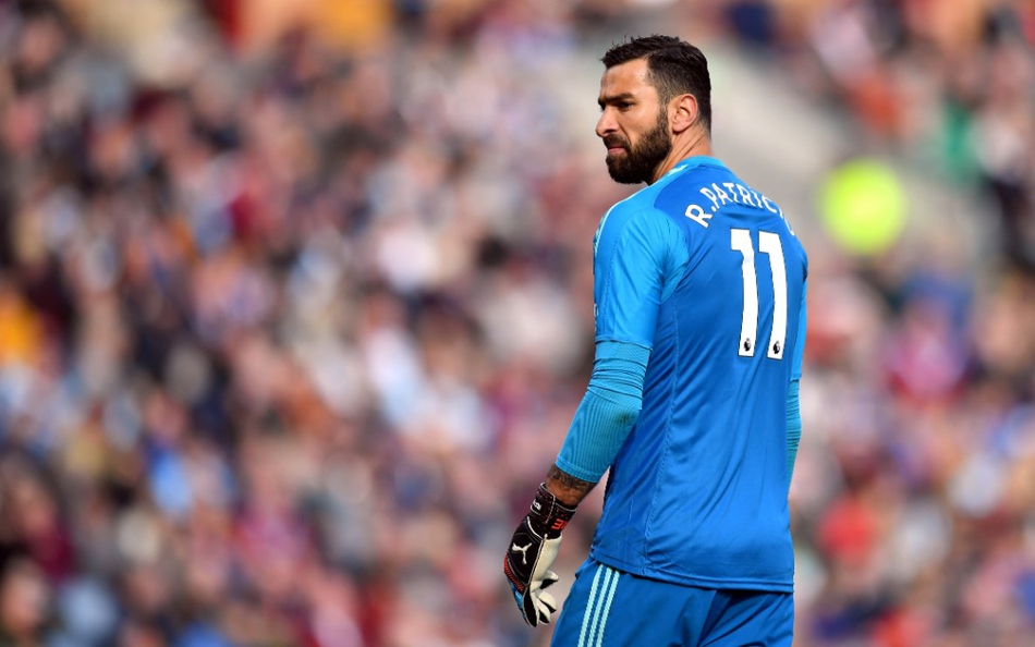 法国队长洛里目光坚毅，双臂张开仿佛能遮挡白鹿巷的所有风雨