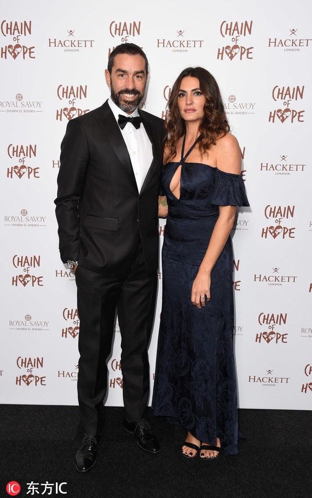 皮雷斯与妻子在宴会厅内亲密相依，杰西卡手拿精致手包，无名指上的婚戒在灯光下闪闪发光，见证着两人的幸福。