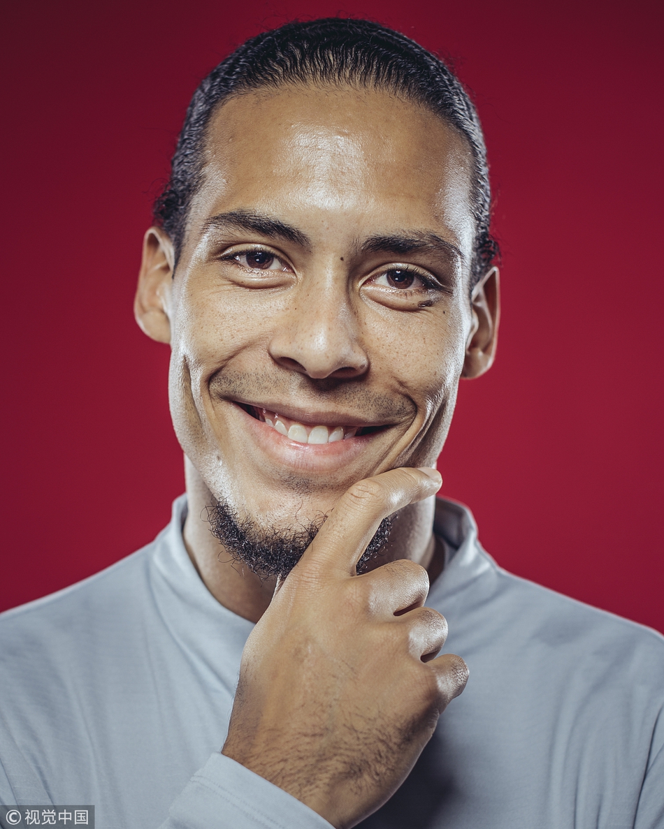 范迪克身披利物浦训练服，在梅尔伍德基地的阳光下凝视前方，眼神坚毅如铁，仿佛在审视自己的防守领地。