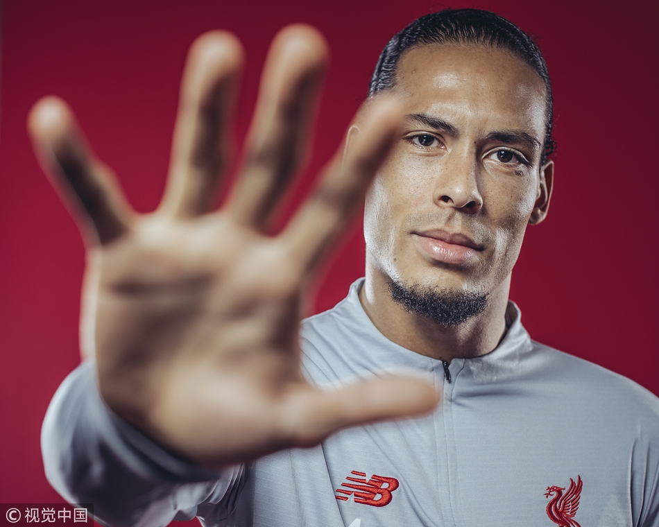 范迪克在训练中全神贯注地进行头球练习，身体舒展，肌肉线条分明，完美展现顶级运动员的力量与美感。