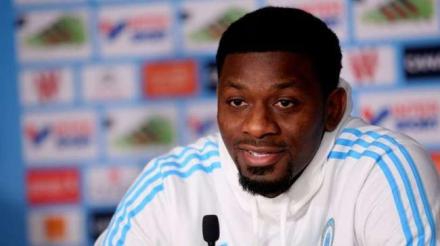 阳光穿透球场，照射在迪亚比身上，他抬头仰望，仿佛在憧憬一个没有伤病的未来