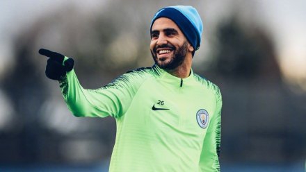 斯特林在绕杆训练中展现出了标志性的灵动步伐，他脚下生风，眼神专注，仿佛随时准备在边路给对手制造致命的威胁。