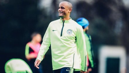 瓜迪奥拉在场边双手插兜，神情轻松地注视着弟子们的表现，他对球员们展现出的良好状态和欢快氛围感到满意，嘴角不经意间露出一丝微笑。