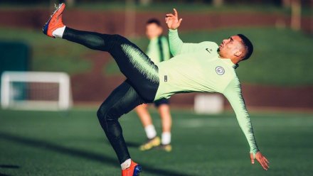 训练场上，德布劳内面对队友的逼抢秀起了球技，他轻巧地将球挑起，眼神中透露着大师级的自信与从容，伤病阴霾早已一扫而空。