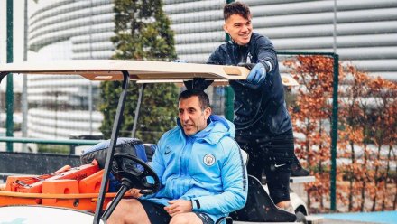 训练结束后，沃克与热苏斯并肩而行，两人边走边聊，轻松惬意，身后巨大的训练场见证了蓝月军团备战中的汗水与欢乐。