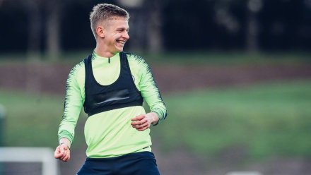 热身环节中，京多安与萨内并肩慢跑，两人神情专注而平静，身后的训练场上洒满阳光，预示着曼城即将迎来一段光明的冲刺赛程。