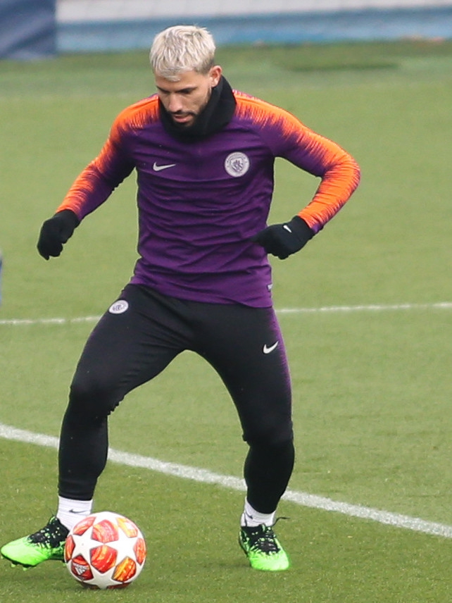 曼城全队训练结束后围成一圈互相搭肩，高喊口号，团队凝聚力在此刻展现得淋漓尽致