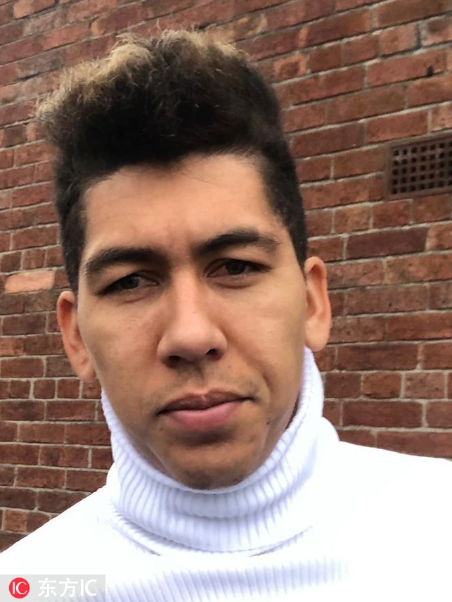 在理发店柔和灯光下，菲尔米诺身穿白色毛衣的个人特写，眼神深邃而迷人，完美演绎了运动型男与时尚先生的双重魅力。