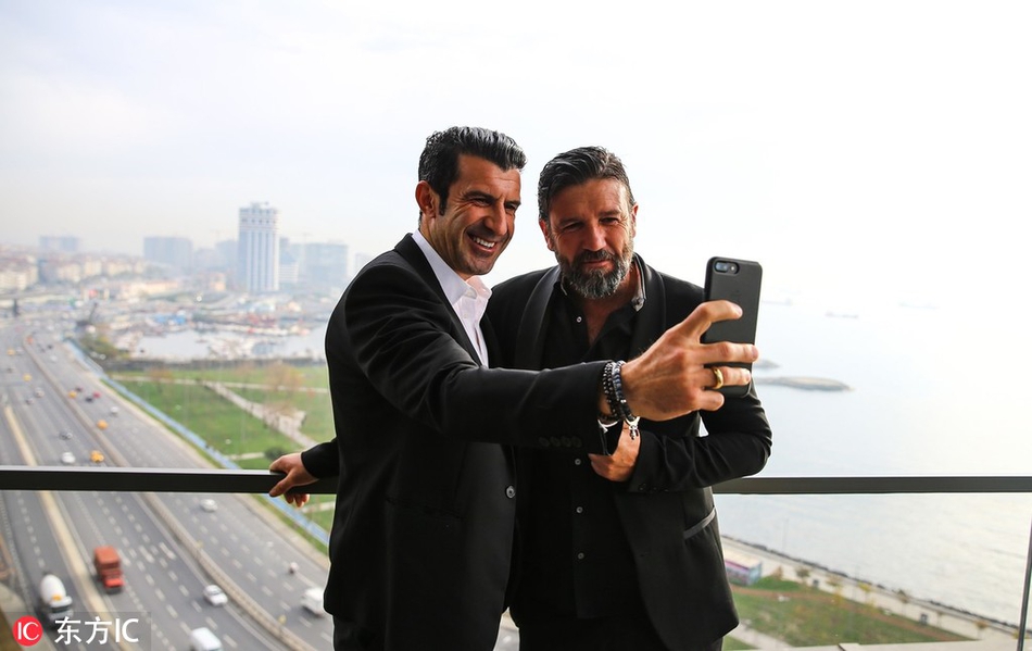 葡萄牙黄金一代领军人路易斯·菲戈现身伊斯坦布尔论坛，面带微笑向四周球迷挥手致意，举手投足间尽显传奇风范