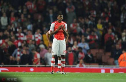 迪亚比低着头缓缓走下球场，球衣上沾满草屑，背影显得孤独而落寞，看台上球迷起立为他鼓掌