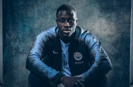 蓝月众将齐聚，神情专注而自信。他们肩并着肩，不仅构成了一幅赏心悦目的画卷，更筑起了一道坚不可摧的冠军城墙。