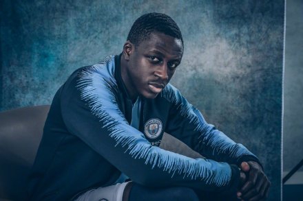 快乐少年斯特林露出标志性的灿烂笑容，他的活力与灵动是曼城边路最锐利的武器，每一次突破都书写着属于他的青春风暴。