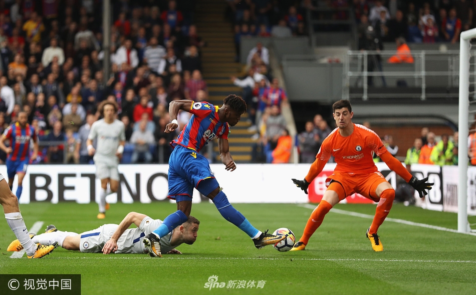 奥巴梅扬身穿阿森纳战袍振臂欢呼，他的笑容如同他的进球速度一样，瞬间点燃全场球迷的热情。