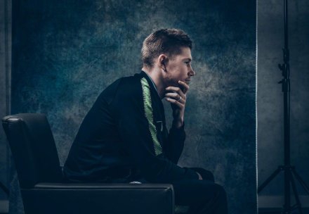 中场大师大卫·席尔瓦从容淡定，他的传球如手术刀般精准，视野如海洋般宽广，用最优雅的方式诠释着足球艺术的至高境界。