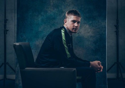 阿根廷锋霸阿圭罗凝望远方，眼神中既有杀手本色，又藏着对这座城市深沉的爱。他一次次力挽狂澜，早已是曼城传奇的代名词。