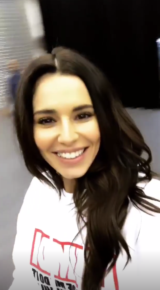 谢丽尔素颜侧身起舞，身形线条流畅优美，简单的白T恤也难掩其舞动时的迷人风采与狂野气息