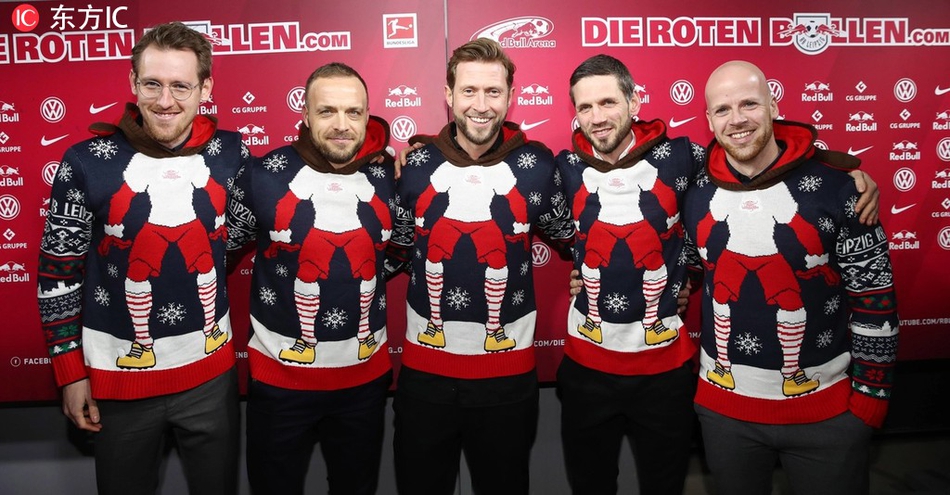 乌帕梅卡诺和科纳特这对年轻中卫组合，穿着夸张图案的毛衣，搞怪地对着镜头比出剪刀手。