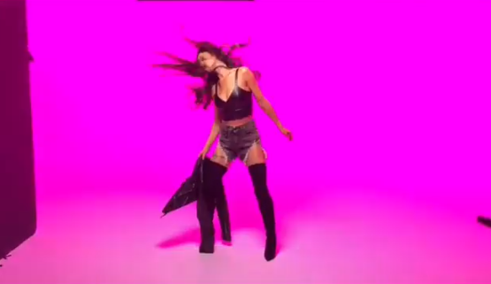 舞蹈照片中的谢丽尔正在排练新舞步，专注的表情和舒展的肢体动作，将她对舞蹈的狂热与专业态度展现得淋漓尽致