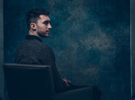 巴西门神埃德森眼神坚毅，嘴角微扬，他那犹如磐石般的稳健和精准如导弹的脚法，是蓝月军团从后场发起进攻的智慧之源。