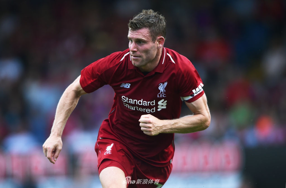 阿圭罗握拳怒吼，庆祝进球，这是属于曼城射手的本能时刻，充满了力量与霸气。