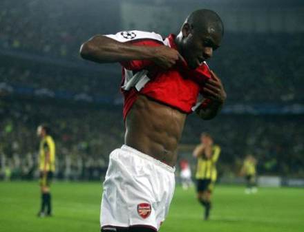 迪亚比在训练场上独自进行恢复训练，阳光拉长他的影子，脸上写满了坚毅与不屈